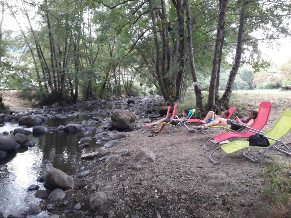 Le camping a mis des trnsats à disposition en bord de rivière